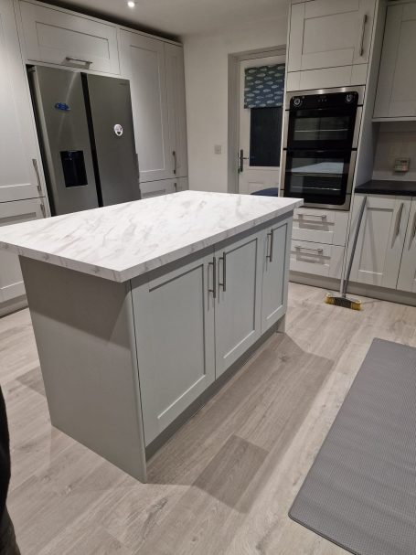 Fitted Kitchen with breakfast bar